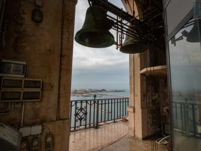 Ritorniamo sulle scale che questa volta, con non poca fatica, risaliamo, fino a raggiungere l�incredibile Belvedere del campanile. A darci il benvenuto undici campane